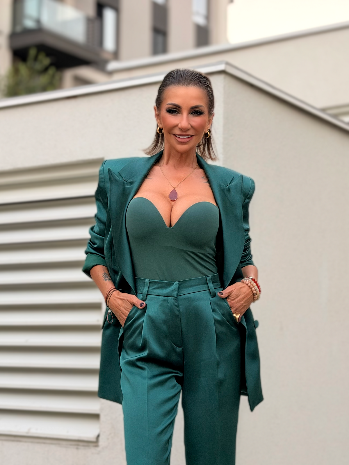 Emerald Satin Double-Breasted Suit – sako i pantalone