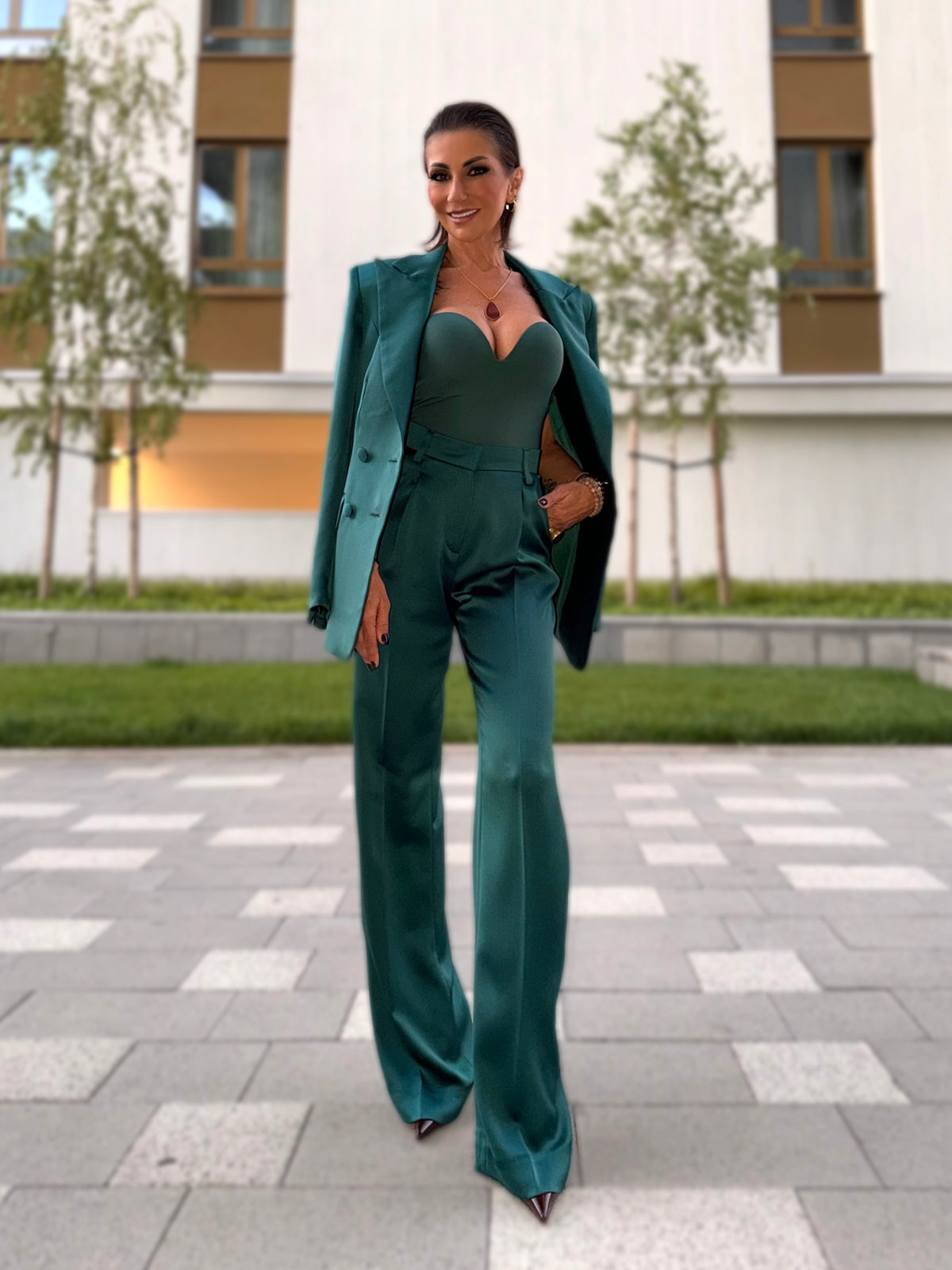 Emerald Satin Double-Breasted Suit – sako i pantalone
