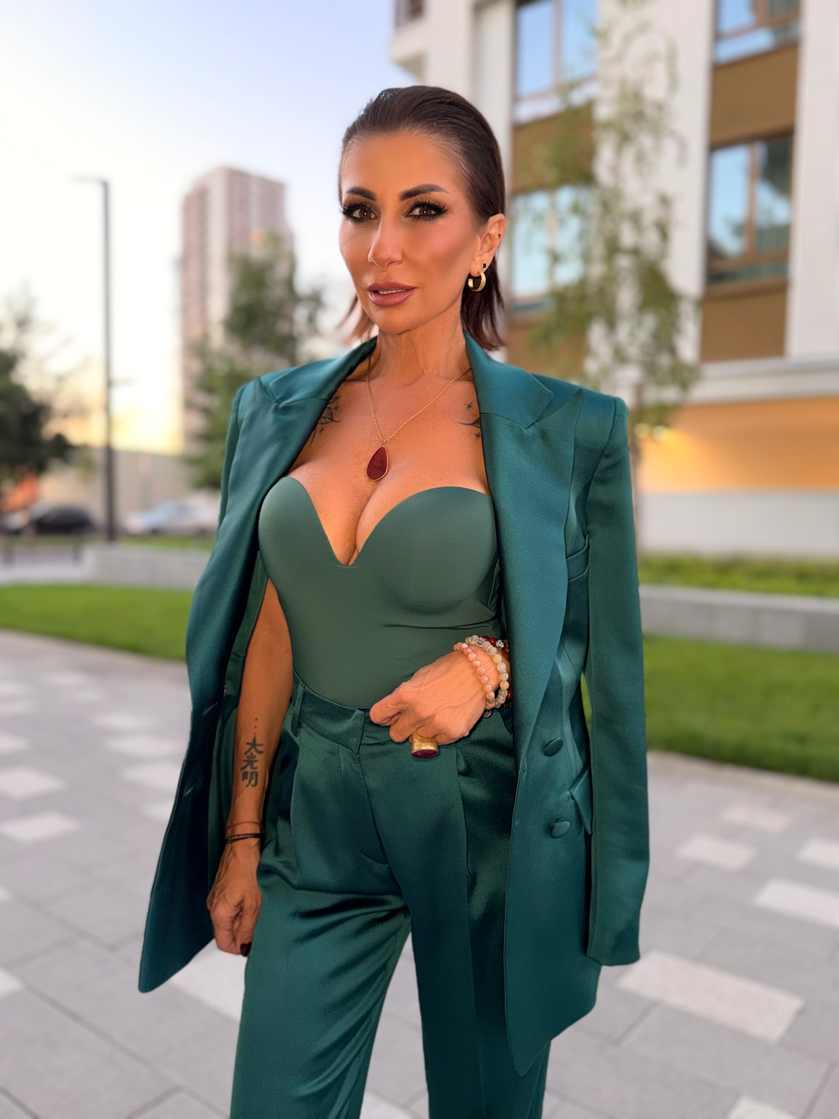 Emerald Satin Double-Breasted Suit – sako i pantalone
