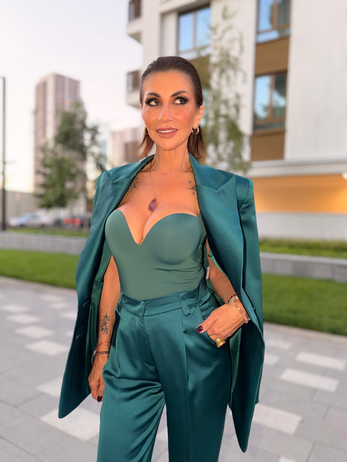 Emerald Satin Double-Breasted Suit – sako i pantalone
